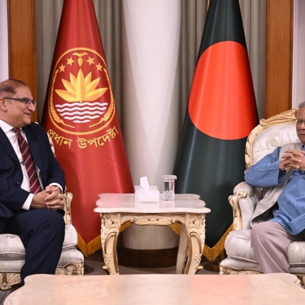 প্রধান উপদেষ্টার সাথে সাক্ষাৎ করেছেন পাকিস্তানের হাইকমিশনার