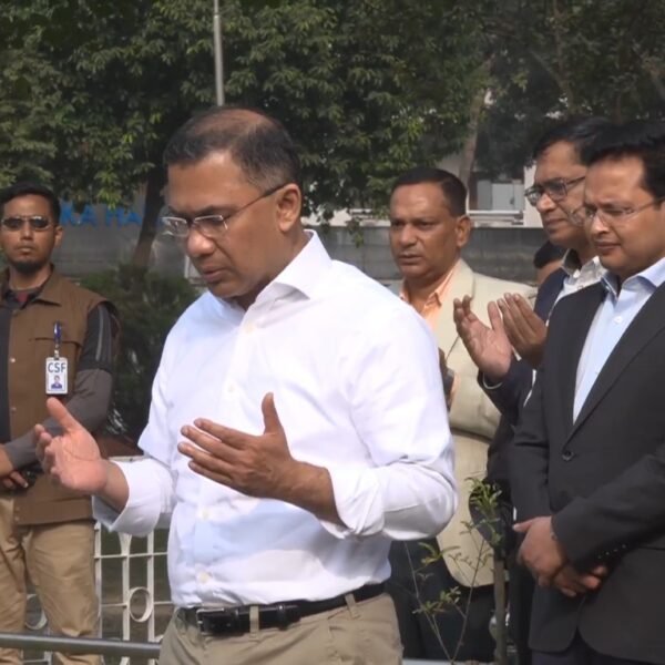 প্রয়াত শ্বশুর মাহবুব আলী খানের কবর জিয়ারত করলেন তারেক…