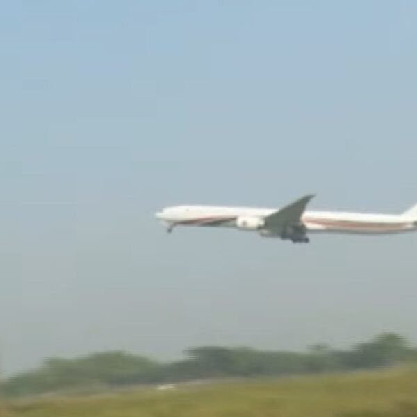 সিলেট থেকে ঢাকার পথে তারেক রহমানকে বহনকারী বিমান