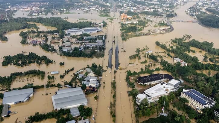 ঘূর্ণিঝড় ও বন্যা কবলিত শ্রীলঙ্কায় জরুরি ত্রাণসামগ্রী ও উদ্ধারকারী…