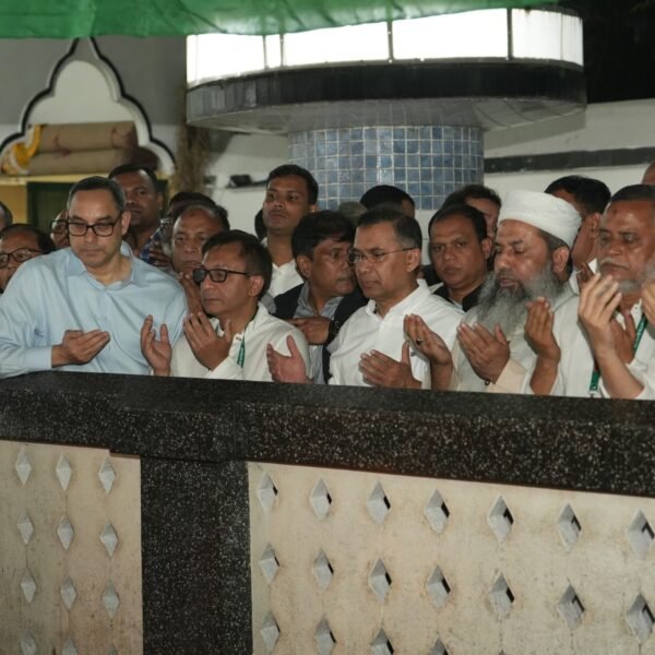 সিলেটে হযরত শাহজালাল (রহ.)-এর মাজার জিয়ারত করলেন তারেক রহমান