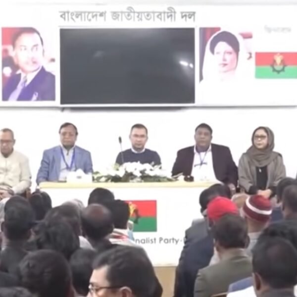 ঢাকা ১৭ আসনের কর্মীদের সঙ্গে মতবিনিময় করলেন তারেক রহমান