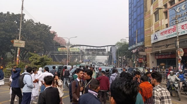 ফার্মগেটে শিক্ষার্থীদের সড়ক অবরোধ, যানবাহন&hellip;