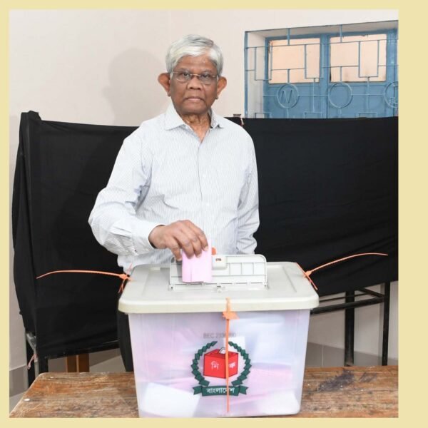গুলশানে ভোট দিলেন অর্থ উপদেষ্টা ড. সালেহউদ্দিন আহমেদ
