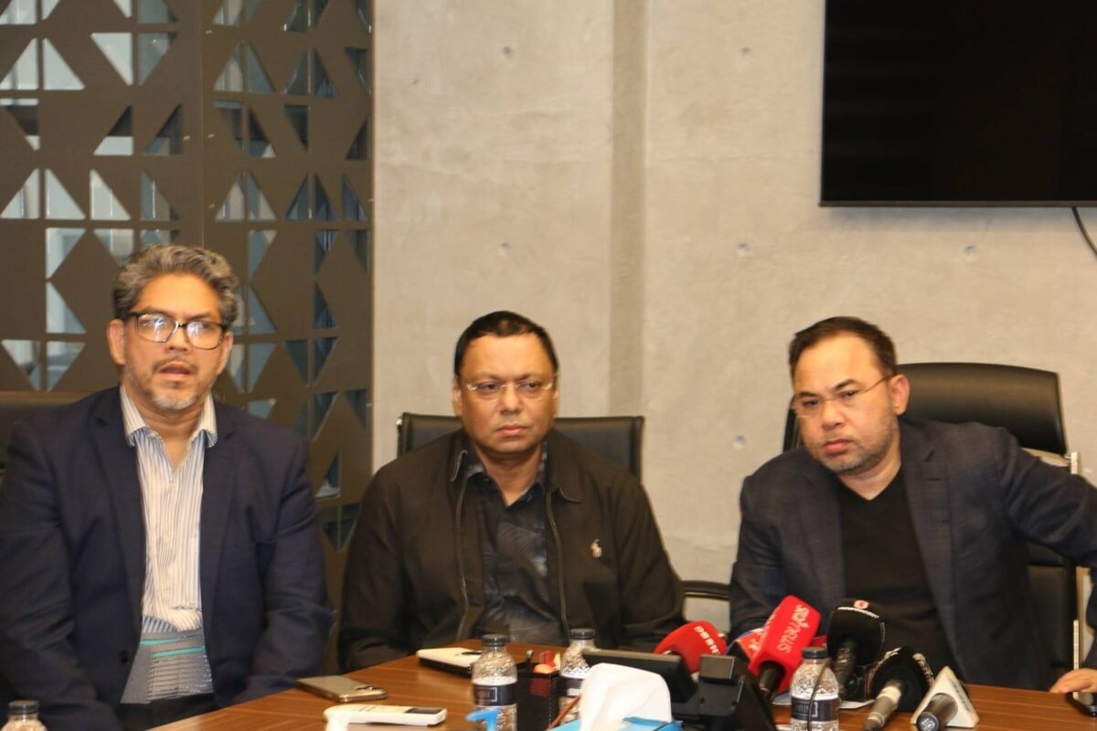 চট্টগ্রাম বন্দরের অচলাবস্থায় বিপর্যস্ত আমদানি–রপ্তানি, সরকারের জরুরি হস্তক্ষেপ দাবি জানালেন শীর্ষ ব্যবসায়ী সংগঠনগুলো