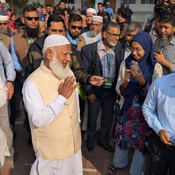 নিজ কেন্দ্রে ভোট দিলেন জামায়াত আমীর ডা. শফিকুর রহমান