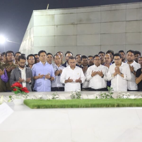 জিয়াউর রহমান ও বেগম খালেদা জিয়ার কবর জিয়ারতের মধ্য&hellip;