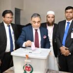 রমনায় ভোট দিলেন প্রধান নির্বাচন…