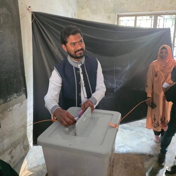 ভোট দিলেন পটুয়াখালী-০৩ আসনের গণঅধিকার পরিষদের সভাপতি নুরুল হক&hellip;