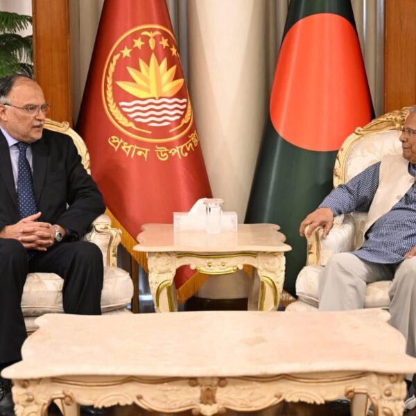 প্রধান উপদেষ্টার সঙ্গে সৌজন্য সাক্ষাৎ করেছেন পাকিস্তানের পরিকল্পনা, উন্নয়ন…