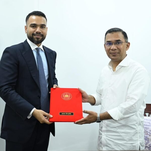 তারেক রহমান-এর হাতে পৌঁছে দেওয়া হলো প্রধান উপদেষ্টার শুভেচ্ছা…