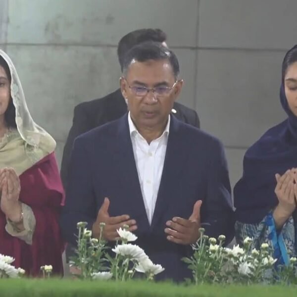 প্রধানমন্ত্রী হিসেবে শপথের পর বাবা-মায়ের কবর জিয়ারত করলেন তারেক&hellip;