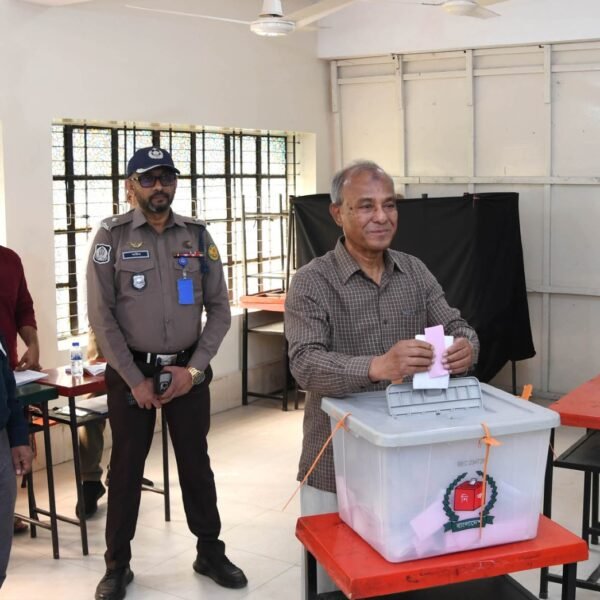 গণভোট ও জাতীয় সংসদ নির্বাচনে ভোট দিলেন স্বরাষ্ট্র উপদেষ্টা