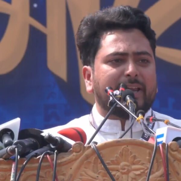 ভোটকেন্দ্রের ৪০০ গজের মধ্যে মোবাইল নেওয়ার ব্যাপারে সিদ্ধান্ত বাতিল…