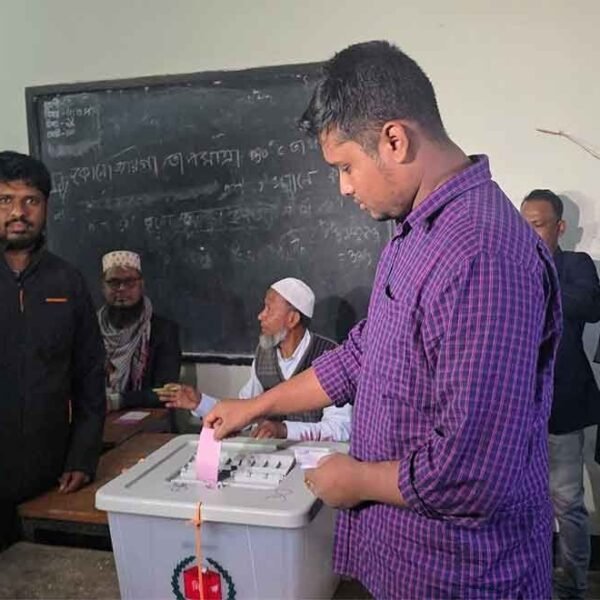 ভোট দিলেন কুমিল্লা-৪ আসনের এনসিপি প্রার্থী হাসনাত আবদুল্লাহ