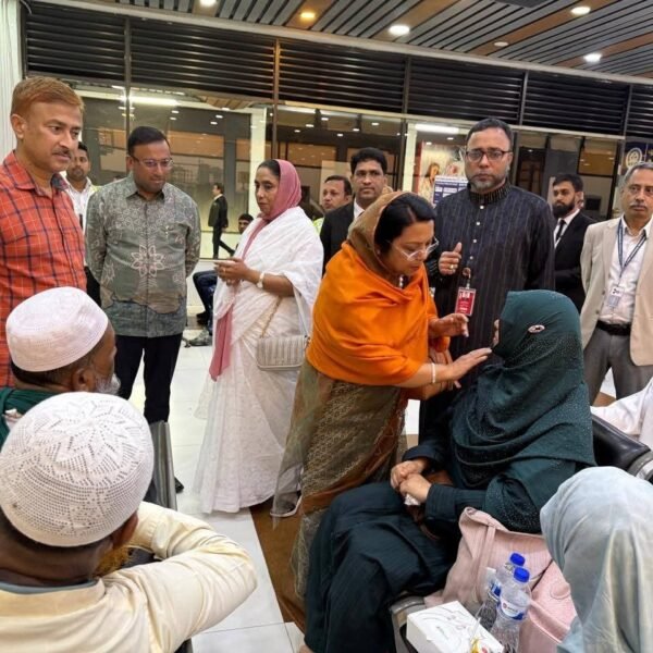 মধ্যপ্রাচ্য সংকটে ফ্লাইট স্থগিত আটকা যাত্রীদের দেখতে বিমানবন্দরে মন্ত্রী&hellip;