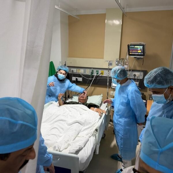 এভারকেয়ার হাসপাতালে চিকিৎসাধীন মির্জা আব্বাস-কে দেখতে গেলেন প্রধানমন্ত্রী তারেক…