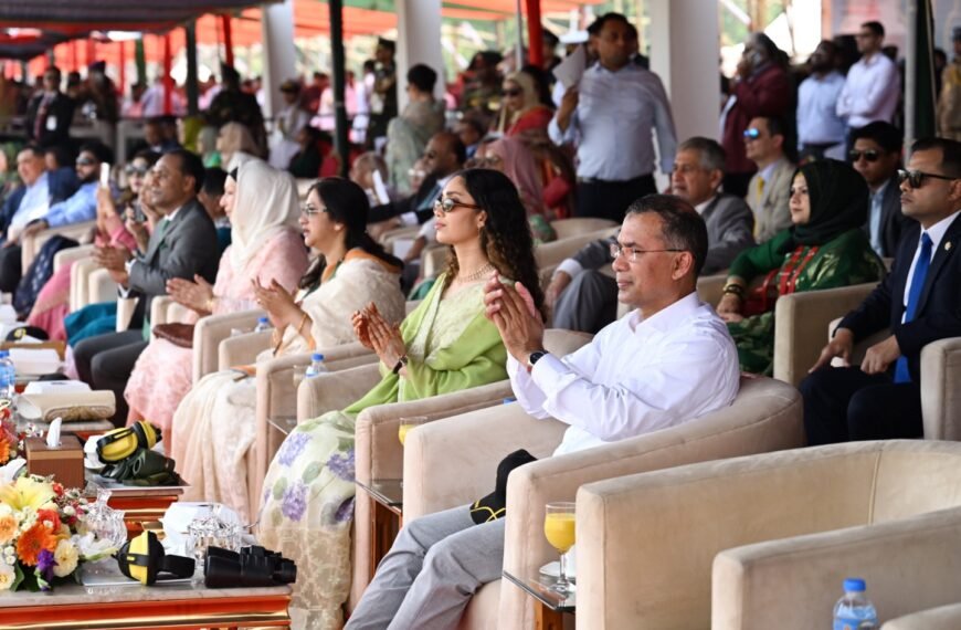 স্বাধীনতা দিবসে কুচকাওয়াজ পরিদর্শন করলেন…