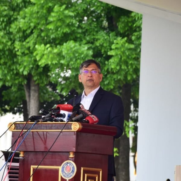 জনবান্ধব ও সংস্কারমুখী পুলিশ বাহিনী গড়তে নবীন কর্মকর্তাদের প্রতি স্বরাষ্ট্রমন্ত্রী সালাহউদ্দিন আহমদের আহ্বান