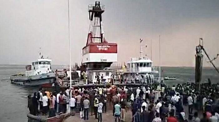 দৌলতদিয়া ফেরিঘাটে যাত্রীবাহী বাস নদীতে…