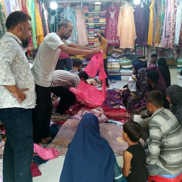 রোজার শেষদিকে জমে উঠেছে দিনাজপুরের ঈদ বাজার