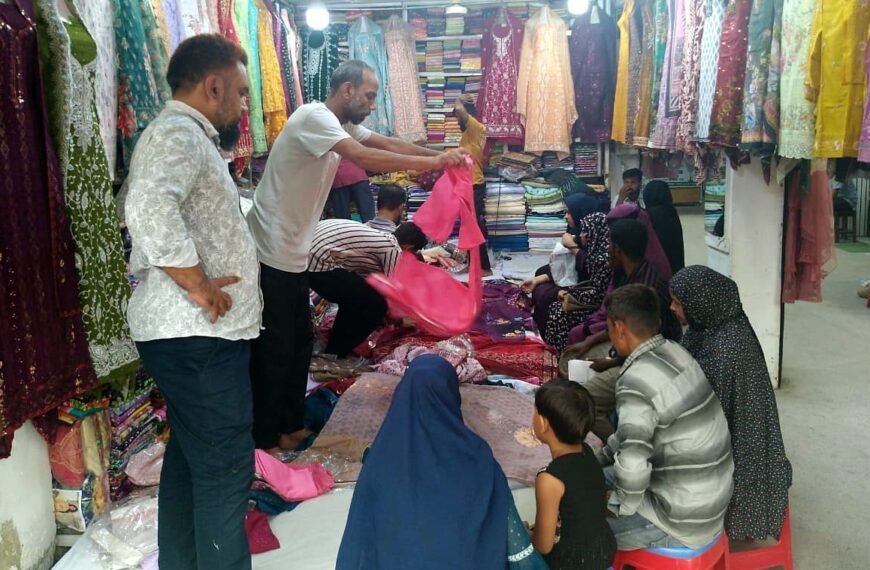 রোজার শেষদিকে জমে উঠেছে দিনাজপুরের ঈদ বাজার