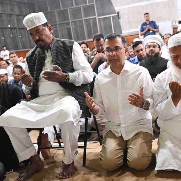 জাতীয় সংসদের স্পিকার এর সহধর্মিণী দিলারা হাফিজের রুহের মাগফেরাত কামনায় দোয়া মাহফিলে প্রধানমন্ত্রী তারেক রহমানের অংশগ্রহণ