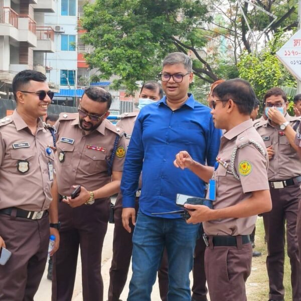 গুলশান লেকে অবৈধ স্থাপনা উচ্ছেদে সমন্বিত অভিযান