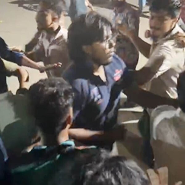 শাহবাগে ছাত্রদল ও শিবির এর সংঘর্ষ