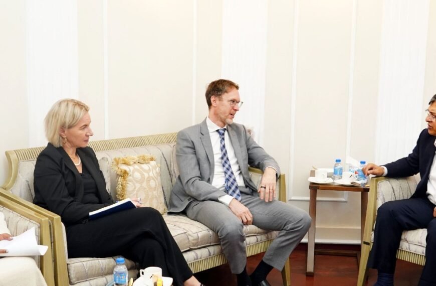 স্বরাষ্ট্রমন্ত্রীর সঙ্গে সৌজন্য সাক্ষাৎ করেন…