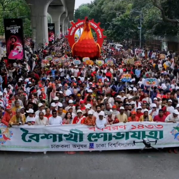 ঢাবির চারুকলা থেকে বৈশাখী শোভাযাত্রা শুরু, উৎসবে মুখর রাজধানী