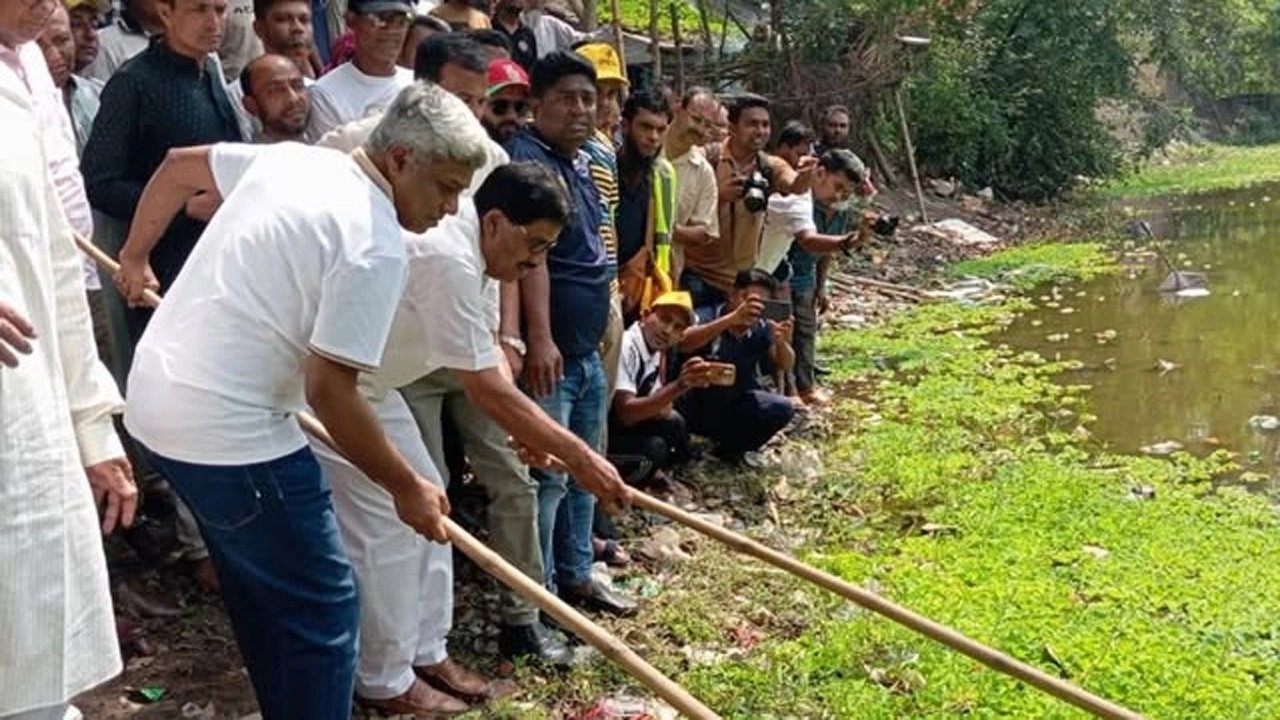 ডেঙ্গু প্রতিরোধে যশোরে পরিচ্ছন্নতা অভিযান উদ্বোধন করলেন বিদ্যুৎ, জ্বালানি ও খনিজসম্পদ প্রতিমন্ত্রী