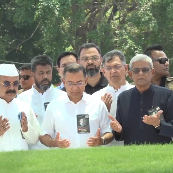 শহীদ রাষ্ট্রপতি জিয়াউর রহমানের ৪৫তম শাহাদৎবার্ষিকীতে মাজারে শ্রদ্ধা নিবেদন ও জিয়ারত করলেন প্রধানমন্ত্রী তারেক রহমান