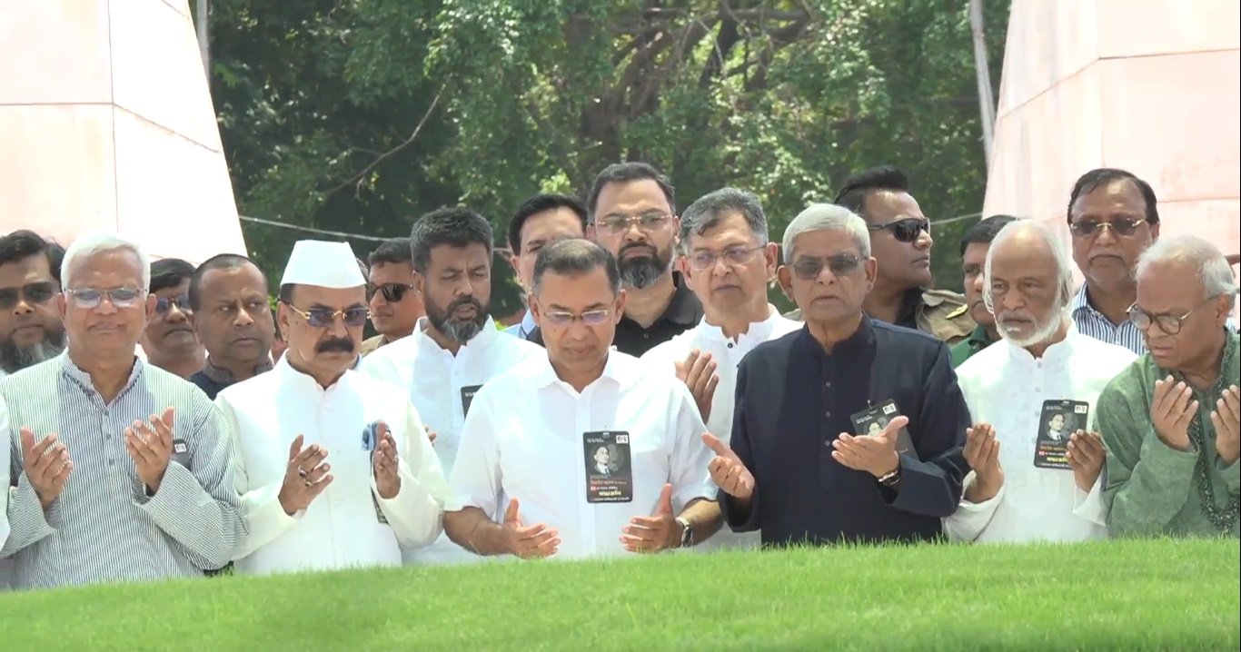 শহীদ রাষ্ট্রপতি জিয়াউর রহমানের ৪৫তম শাহাদৎবার্ষিকীতে মাজারে শ্রদ্ধা নিবেদন ও জিয়ারত করলেন প্রধানমন্ত্রী তারেক রহমান