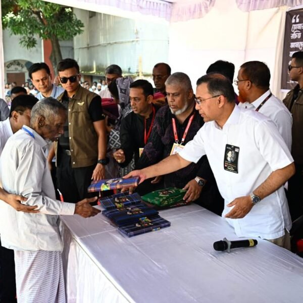 শহীদ জিয়ার শাহাদৎবার্ষিকীতে দুস্থদের মাঝে বস্ত্র বিতরণ করলেন প্রধানমন্ত্রী তারেক রহমান
