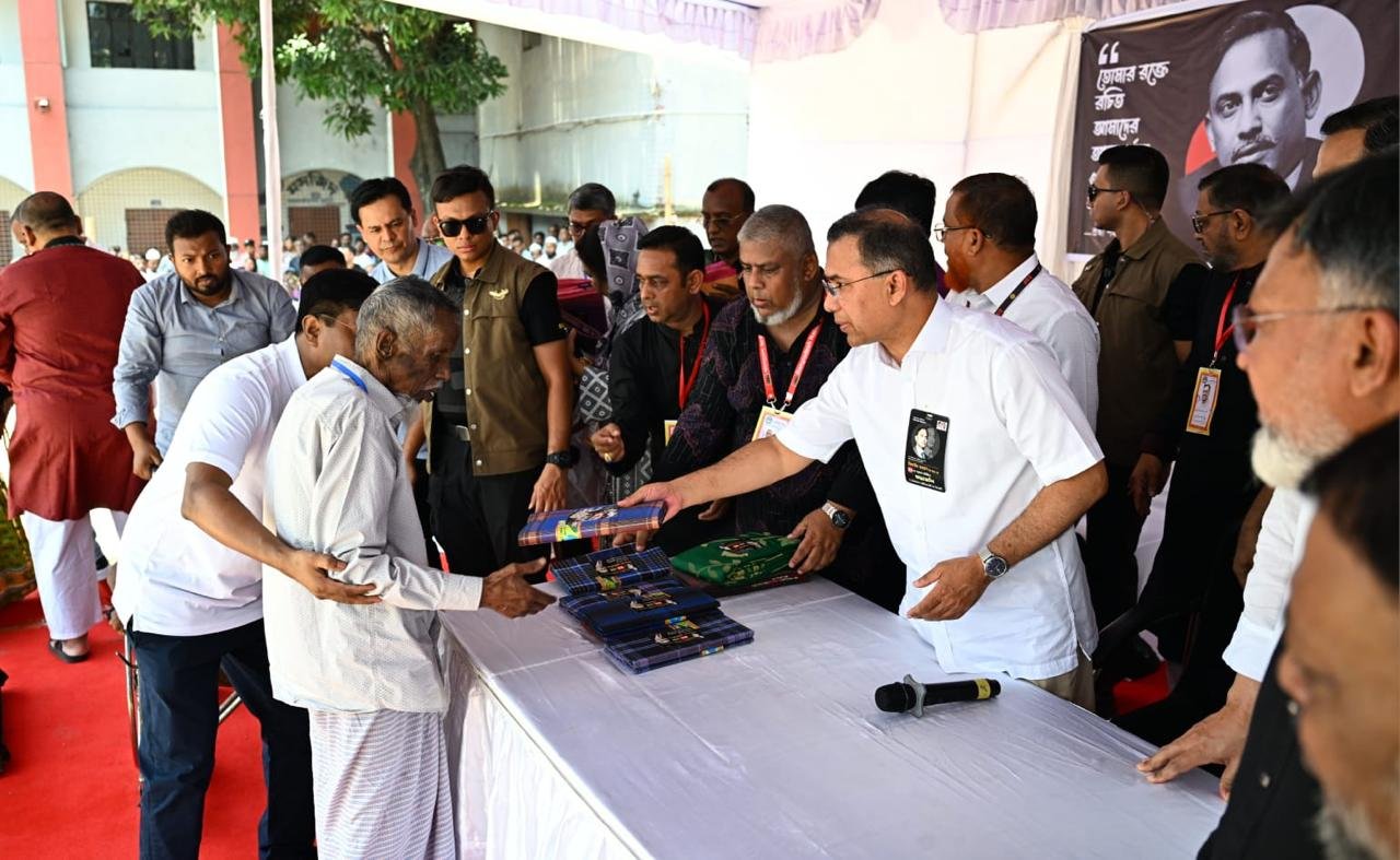 শহীদ জিয়ার শাহাদৎবার্ষিকীতে দুস্থদের মাঝে বস্ত্র বিতরণ করলেন প্রধানমন্ত্রী তারেক রহমান