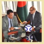 বাংলাদেশের সরকারি স্কুলে বিতরণের জন্য ১,০০০ ফুটবল উপহার দিলেন পাকিস্তানের হাইকমিশনার