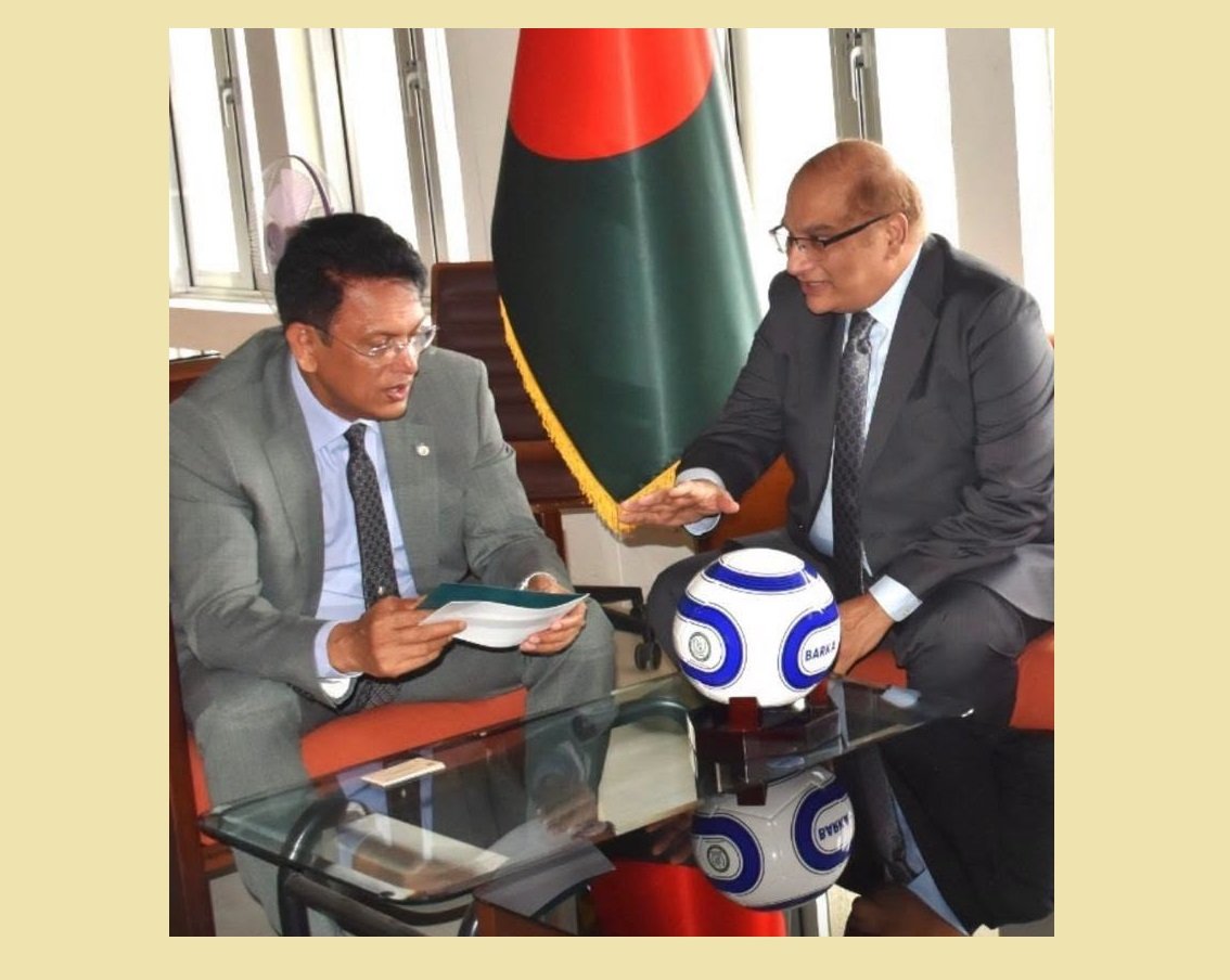 বাংলাদেশের সরকারি স্কুলে বিতরণের জন্য ১,০০০ ফুটবল উপহার দিলেন&hellip;
