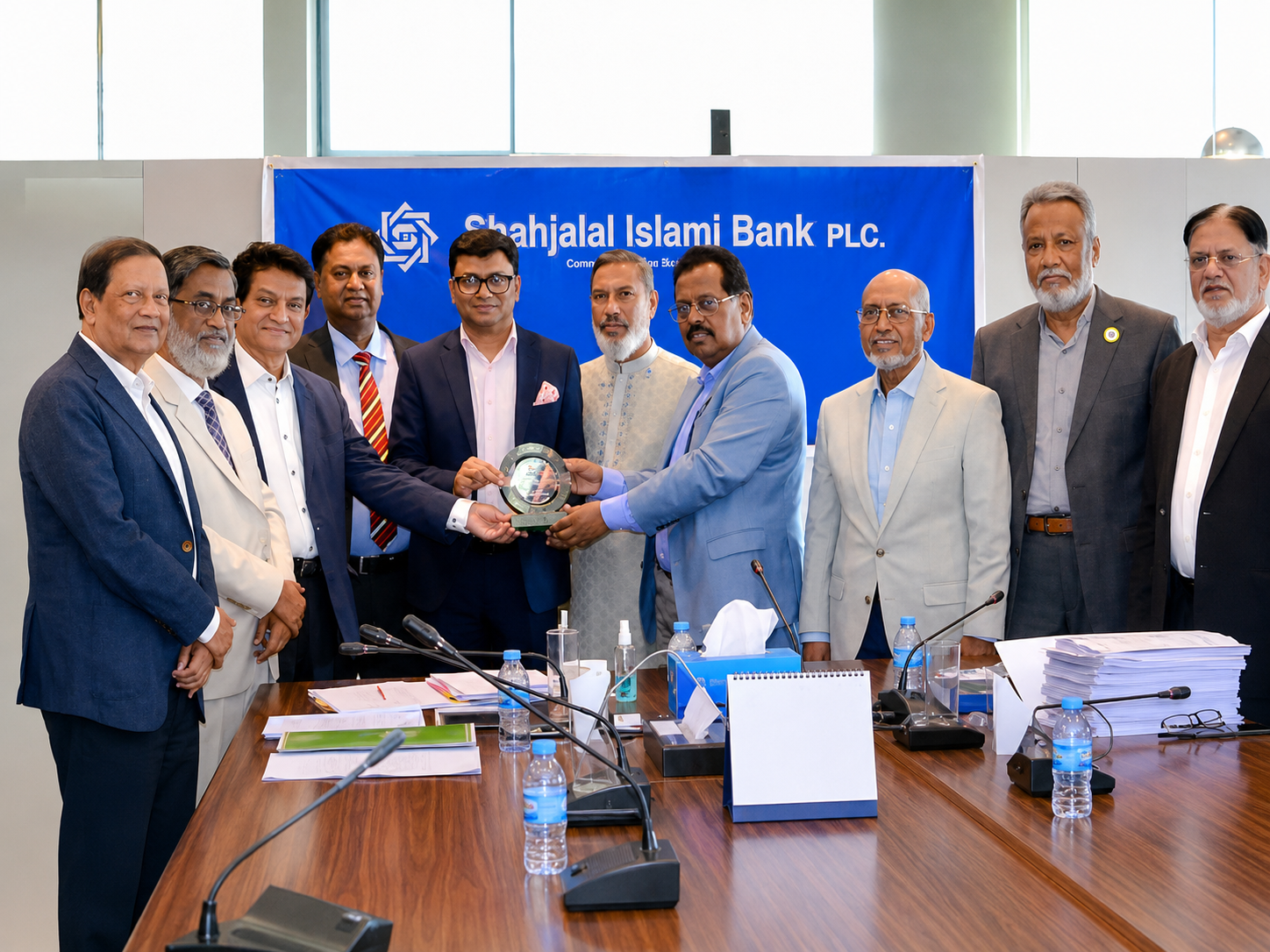 শাহজালাল ইসলামী ব্যাংকের ‘আউটস্ট্যান্ডিং কন্ট্রিবিউশন অ্যাওয়ার্ড’ পেলেন আব্দুল হাকিম (সুমন)