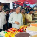 বাজেটের প্রভাব পড়েনি নিত্যপণ্যে, বাজারে সরবরাহ সন্তোষজনক: কারওয়ান বাজার পরিদর্শনে প্রতিমন্ত্রী