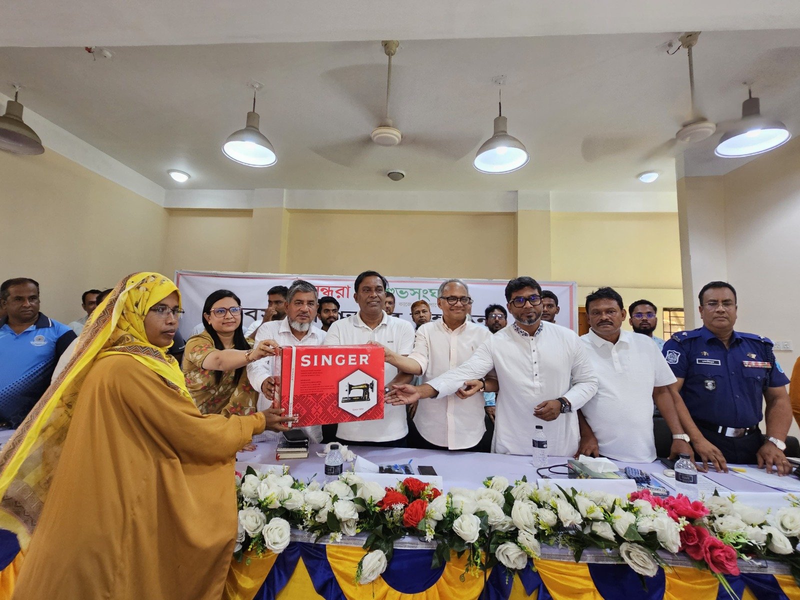শিবপুরে সেলাই মেশিন বিতরণ করলো বসুন্ধরা শুভসংঘ
