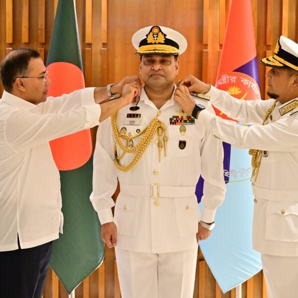 প্রধানমন্ত্রীর হাত থেকে ভাইস এডমিরাল র্যাংক ব্যাজ পরলেন নবনিযুক্ত…