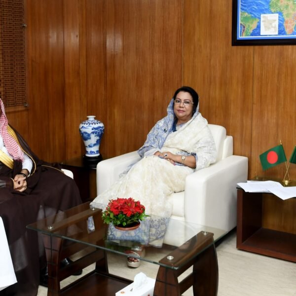 হজ ব্যয় কমাতে সৌদি রাষ্ট্রদূতের সহযোগিতা চাইলেন বেসামরিক বিমান পরিবহন ও পর্যটনমন্ত্রী