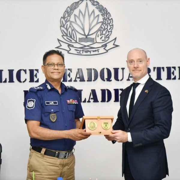 আইজিপির সঙ্গে সৌজন্য সাক্ষাৎ করলেন এফবিআই প্রতিনিধিদল