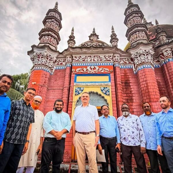 বরিশালের কড়াপুর মিয়া বাড়ি মসজিদের স্থাপত্যে মুগ্ধ মার্কিন রাষ্ট্রদূত