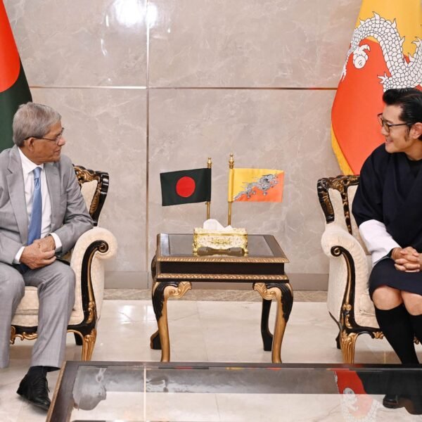 ঢাকায় ভুটানের রাজার যাত্রাবিরতি, ভুটানের রাজাকে ঢাকায় স্বাগত জানালেন&hellip;