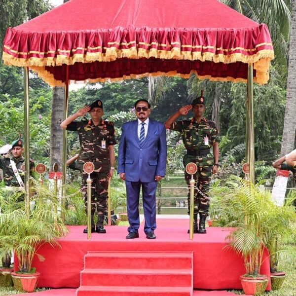 বঙ্গভবন থেকে আনুষ্ঠানিকভাবে বিদায় নিলেন ভারপ্রাপ্ত রাষ্ট্রপতি হাফিজ উদ্দিন…