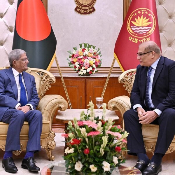 পাকিস্তানের সঙ্গে বাণিজ্য-বিনিয়োগসহ বিভিন্ন ক্ষেত্রে সহযোগিতা জোরদারের আহ্বান জানিয়েছেন রাষ্ট্রপতি মির্জা ফখরুল ইসলাম আলমগীর