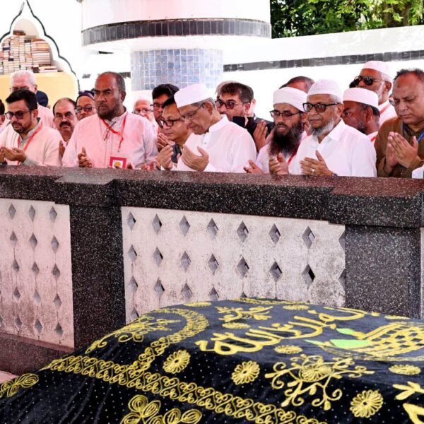 সিলেটে শাহজালাল ও শাহপরানের মাজার জিয়ারত করলেন রাষ্ট্রপতি মির্জা ফখরুল ইসলাম আলমগীর