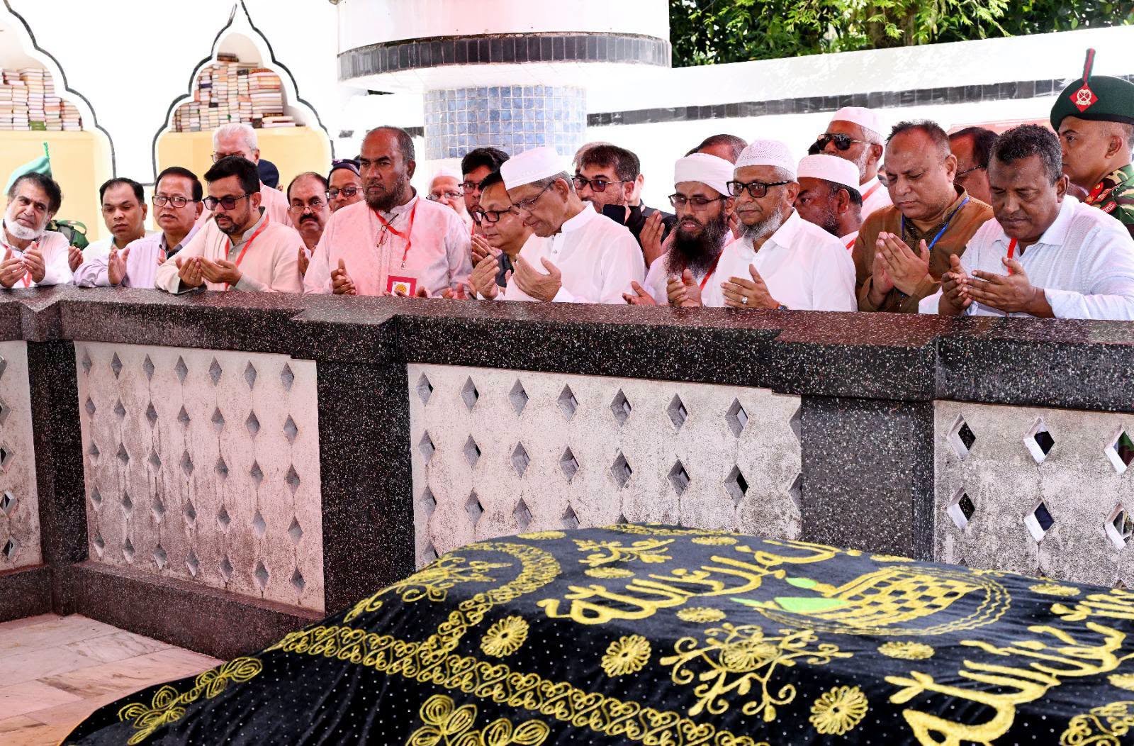 সিলেটে শাহজালাল ও শাহপরানের মাজার জিয়ারত করলেন রাষ্ট্রপতি মির্জা ফখরুল ইসলাম আলমগীর
